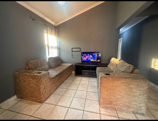 4 BEDROOM HOUSE FOR SALE IN NEWLANDS WEST
